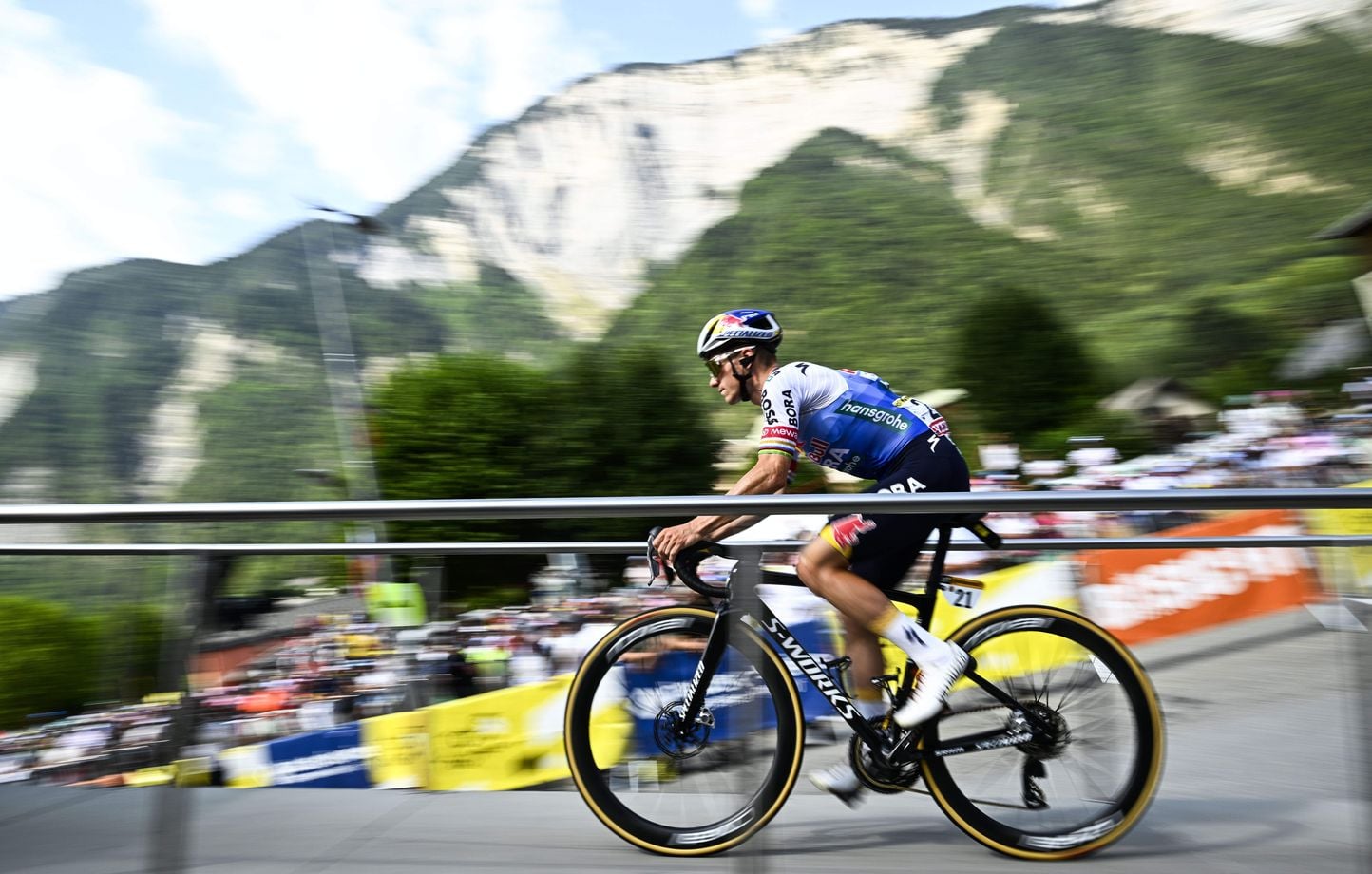Los corredores tomaron la salida de la 20ª etapa hacia Alpe d’Huez Los corredores tomaron la salida de la 20ª etapa hacia Alpe d’Huez
